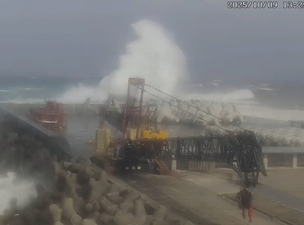 Tajfun pogodio Japanska ostrva Izu, građanima rečeno da ne izlaze iz kuća