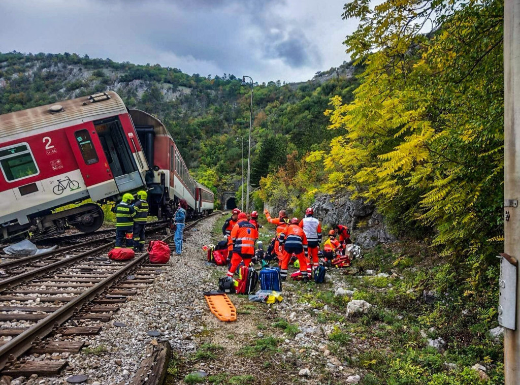 Najmanje 100 ljudi povređeno u sudaru dva voza u Slovačkoj
