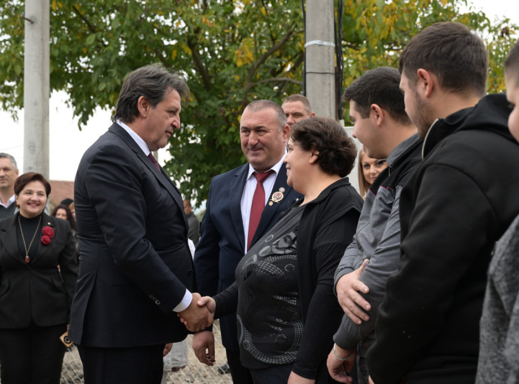 Gašić u Kruševcu posetio sedmočlanu porodicu borca sa Košara u novoj kući