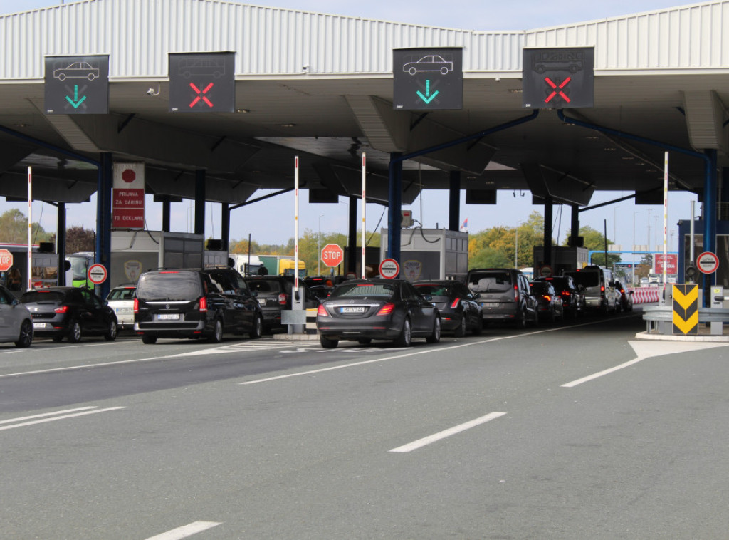 AMSS: Teretnjaci na Batrovcima čekaju pet sati, na prelazu Šid četiri sata