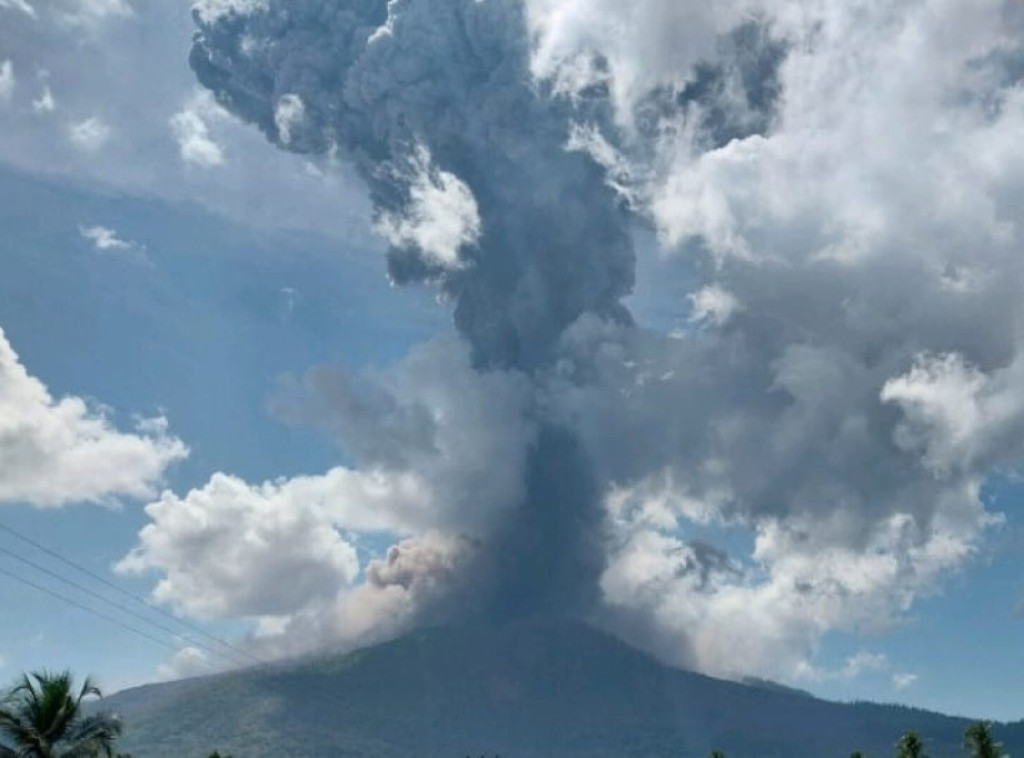 Eruptirao vulkan Levotobi Laki-laki u Indoneziji, izbacio pepeo od 10 kilometara