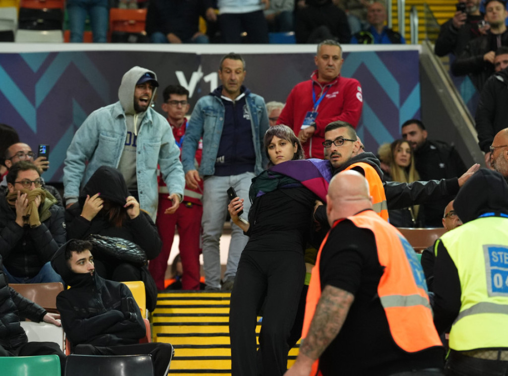 Osam policajaca i dva novinara povređeno tokom utakmice između Italije i Izraela