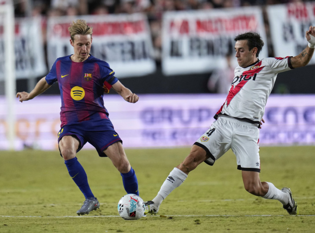 Holandski fudbaler Frenki de Jong produžio ugovor sa Barselonom