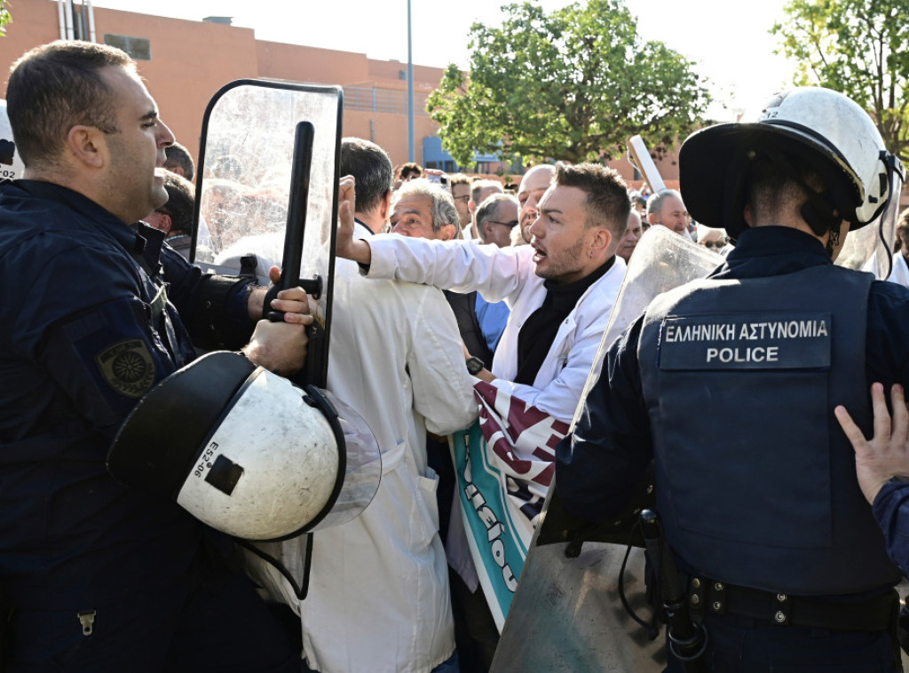 Grčka policija se sukobila sa lekarima koji su protestovali tokom posete Micotakisa