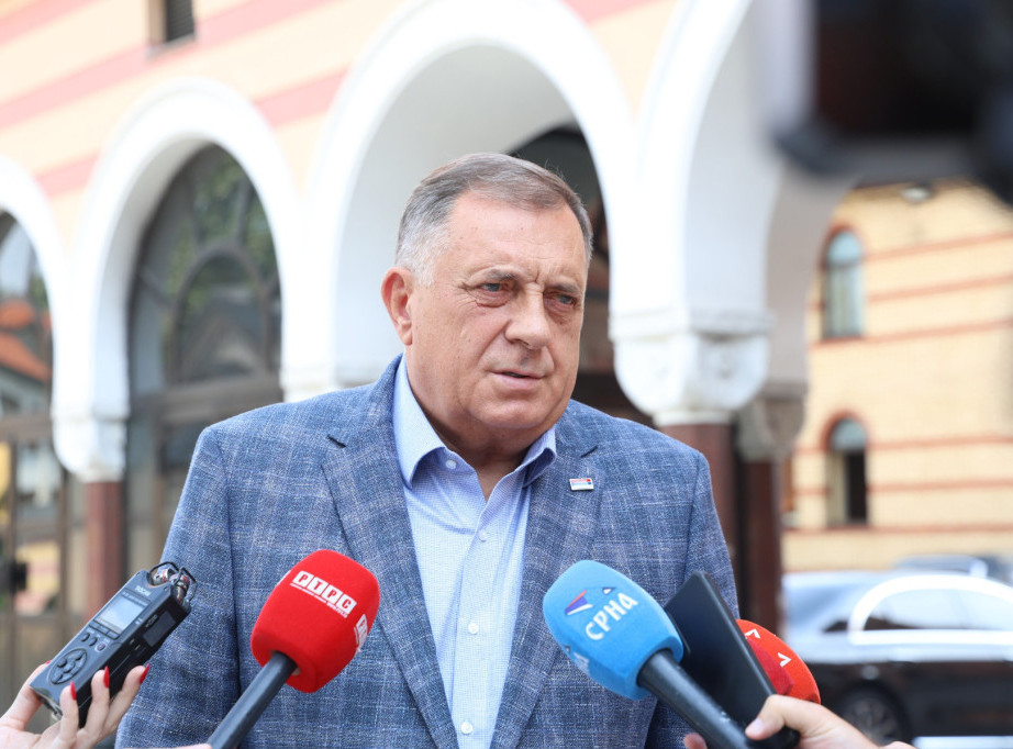 Miloradu Dodiku u Hramu Svetog velikomučenika Dimitrija u Dalju uručeno priznanje