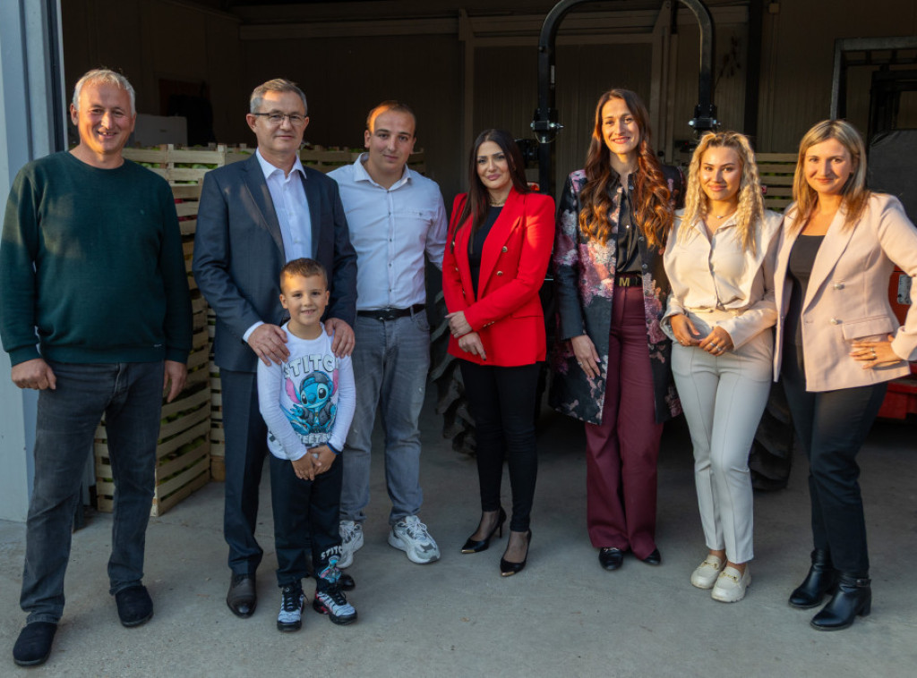 Ministar Glamočić obišao gazdinstvo Mladenović u Duboni: Primer porodične posvećenosti