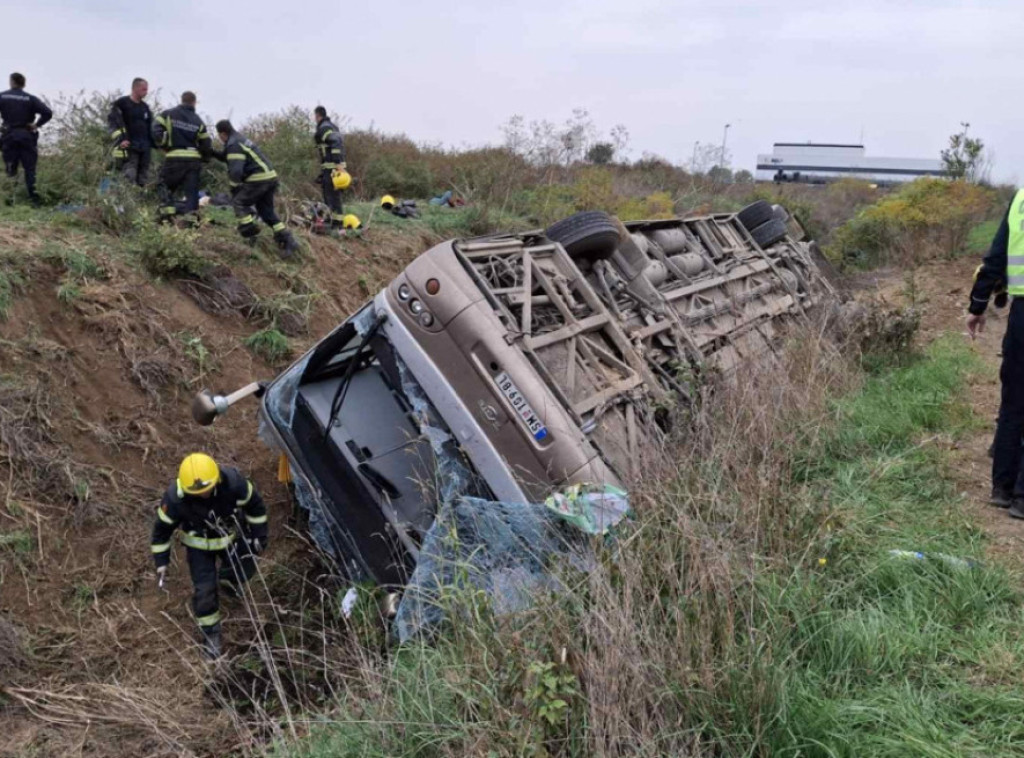 MUP: U saobraćajnoj nesreći kod Sremske Mitrovice poginule tri, povređeno oko 80 osoba