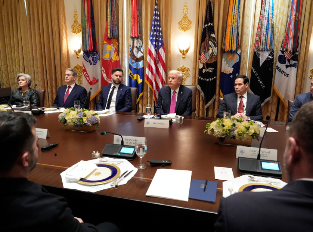 Pit Hegset na sastanku Tramp-Zelenski sa kravatom u bojama ruske zastave