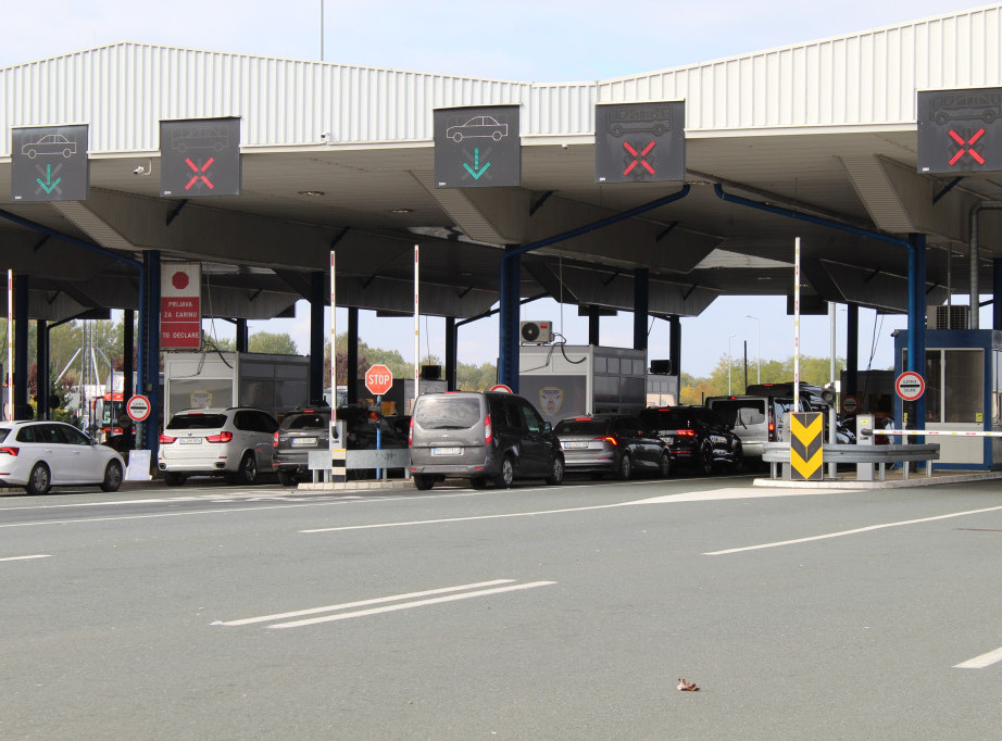 AMSS: Putnička vozila čekaju 45 minuta na izlazu iz Srbije na graničnom prelazu Horgoš