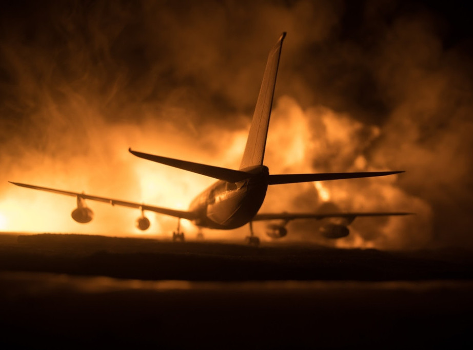 Francuska: Avion Ratnog vazduhoplovstva prinudno sleteo na put i zapalio se