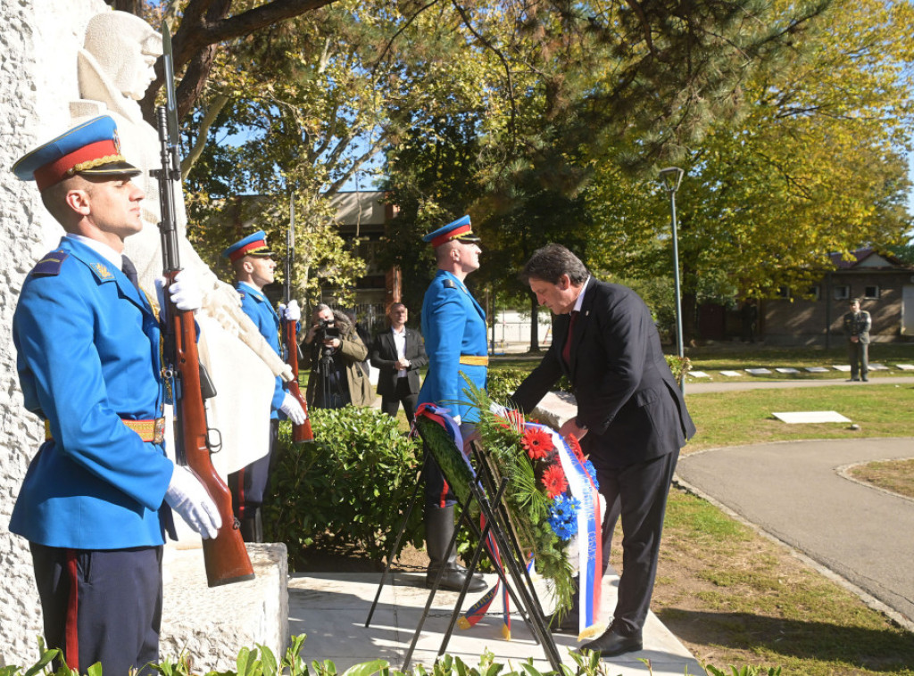 Gašić položio vence na spomenike Oslobodiocima Beograda i Crvenoarmejcu