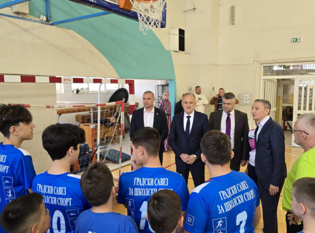 Ministar Gajić uručio donaciju sportske opreme školi „Josif Kostić“ u Leskovcu