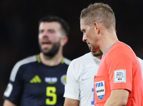 Norvežanin Espen Eskas sudi meč između fudbalera Brage i Crvene zvezde u Ligi Evrope