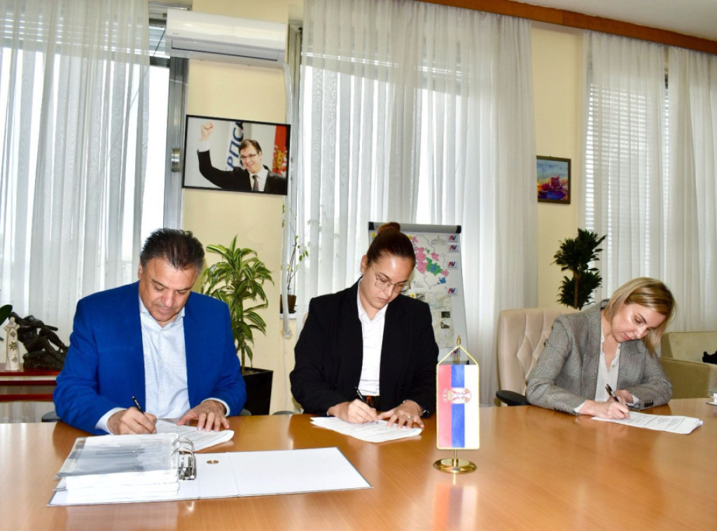 Sara Pavkov  potpisala dva važna ugovora za upravljanje otpadom u Sremskoj Mitrovici i Ubu