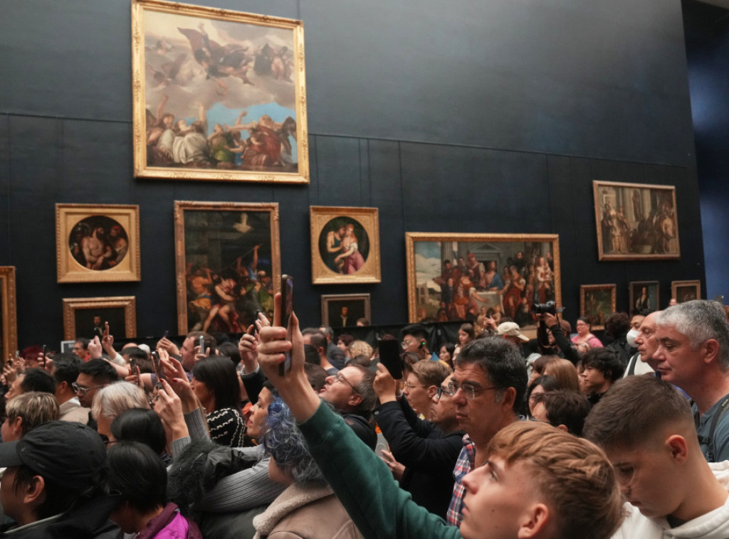 Figaro: Posetioci u velikom broju u Luvru i nakon pljačke