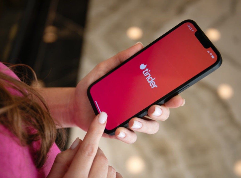 Tinder uvodi veštačku inteligenciju za bolji odabir partnera nakon pada broja pretplatnika za sedam odsto