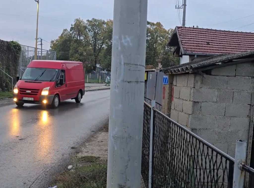 U selu Dobrotin kod Lipljana u blizini škole i obdaništa ispisani grafiti "UČK"