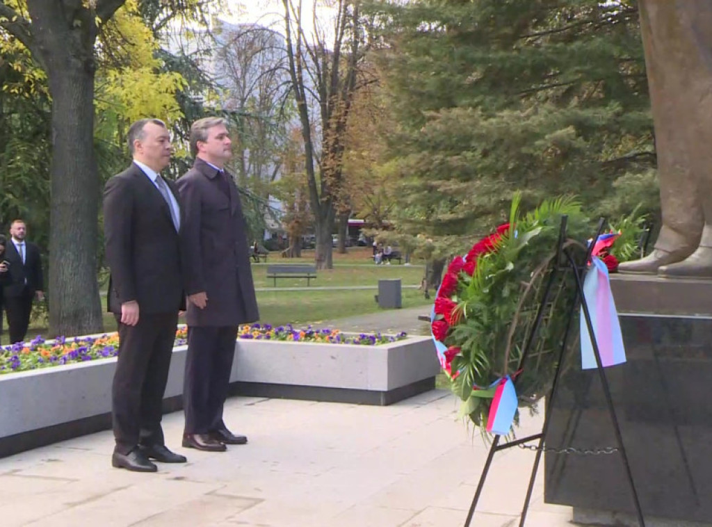 Ministar Selaković i Sahil Babajev položili vence na spomenik Hejdaru Alijevu u Tašmajdanskom parku