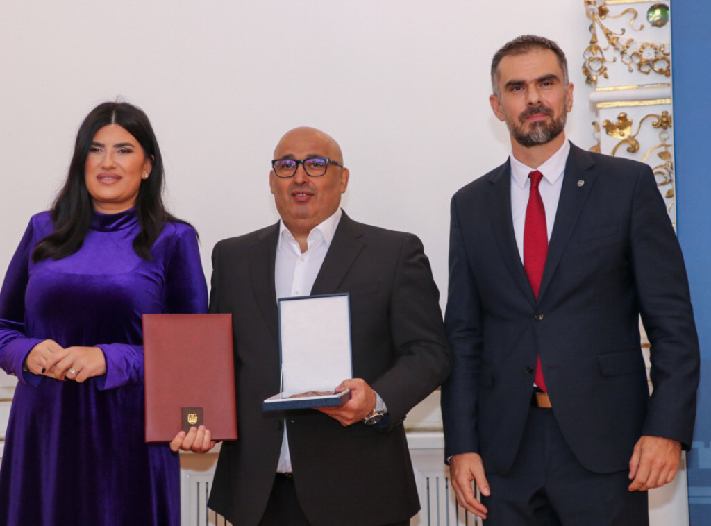 Žarko Mićin i Dina Vučinić dodelili Oktobarske nagrade i Novembarsku povelju grada Novog Sada