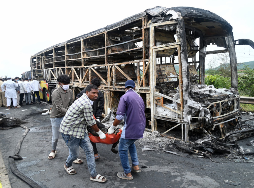 Najmanje 25 ljudi poginulo u Indiji kada se autobus zapalio nakon sudara