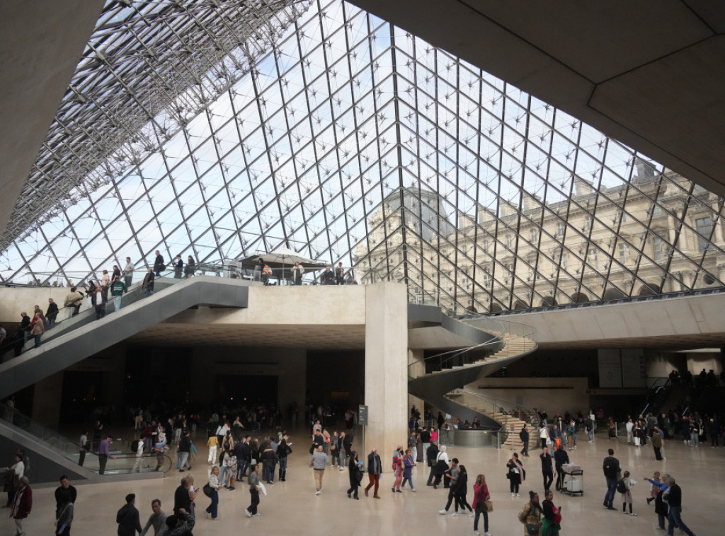 Luvr: Objavljen video snimak pljačkaša kako se spuštaju dizalicom nakon pljačke