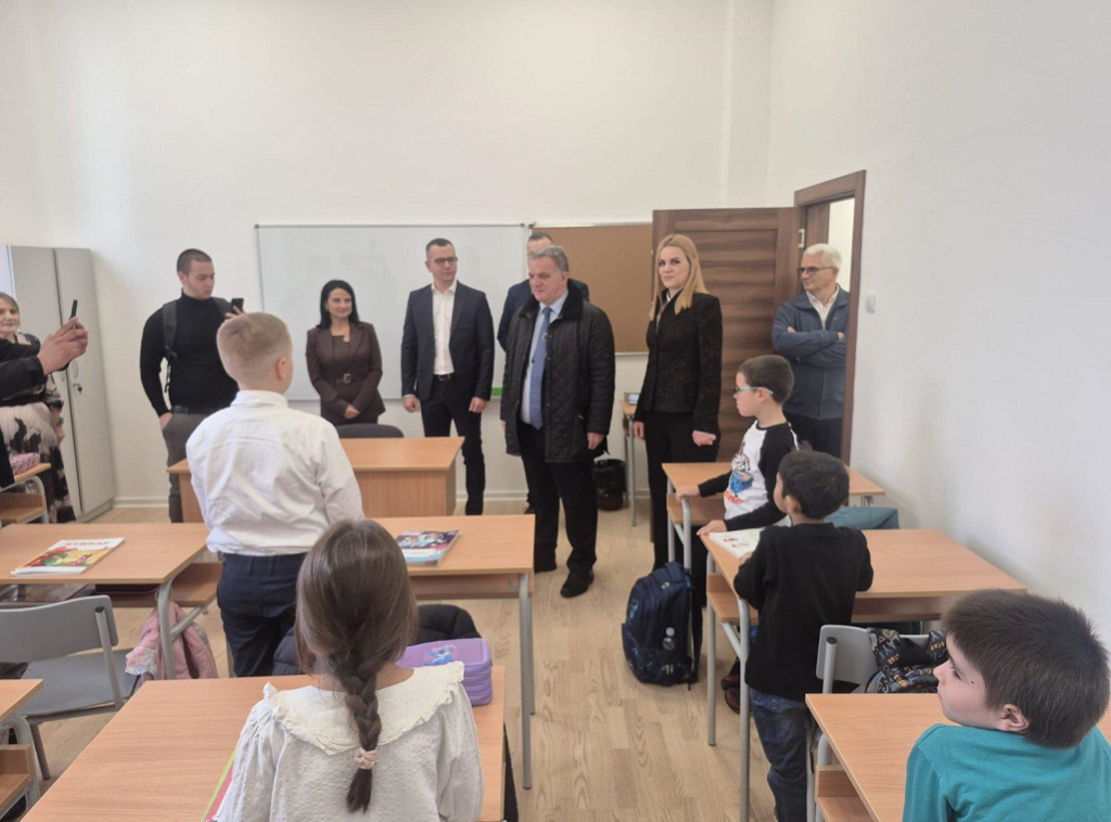 Stanković obišao renovirani objekat vrtića i škole u Glogonjskom Ritu