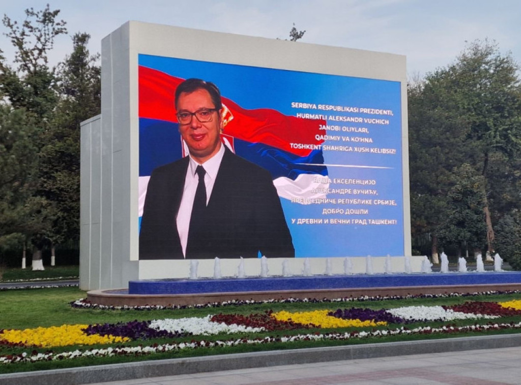 Vučić stigao u Taškent u posetu Uzbekistanu, poruke dobrodošlice širom grada