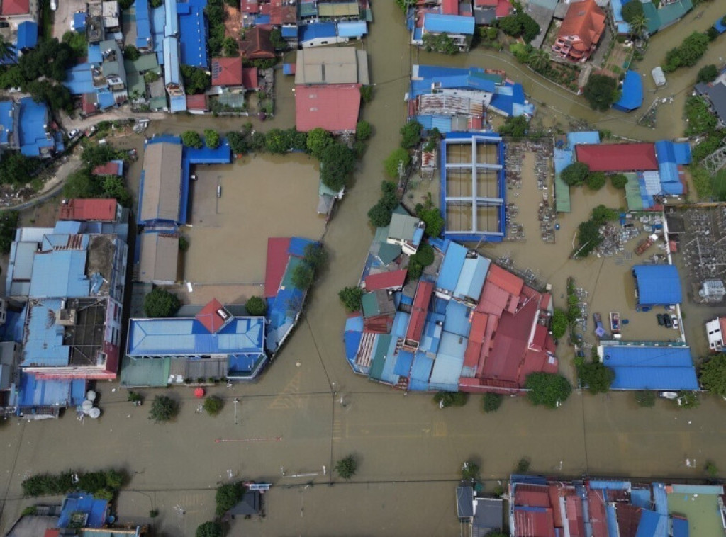Obilne poplave pogodile centralni Vijetnam, turisti evakuisani čamcima