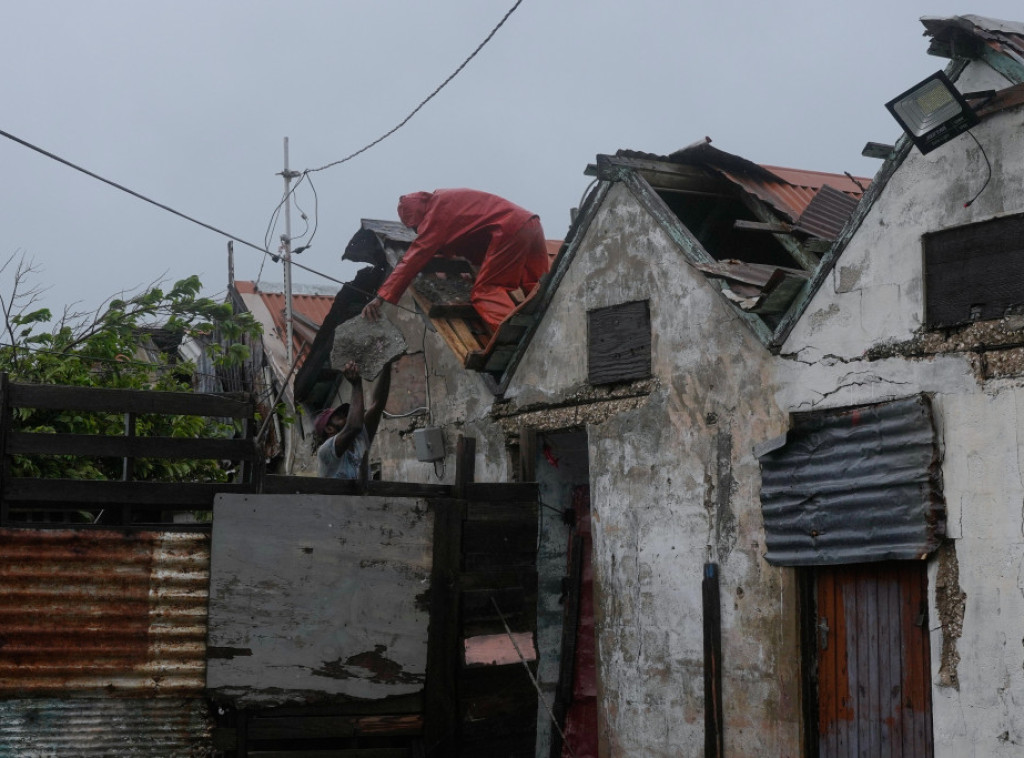 Tri osobe poginule tokom priprema za oluju na Jamajci