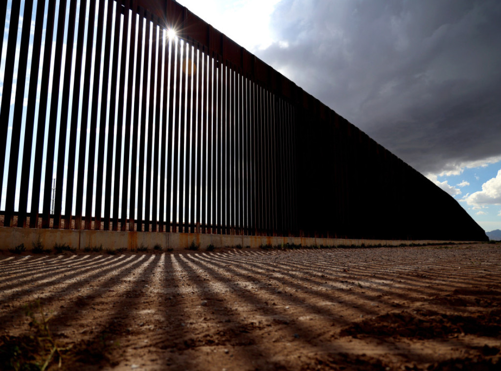 Više od 527.000 ilegalnih migranata deportovano iz SAD tokom drugog Trampovog mandata