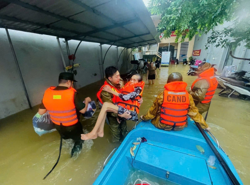 Najmanje devet osoba poginulo u poplavama u Vijetnamu, pet nestalih