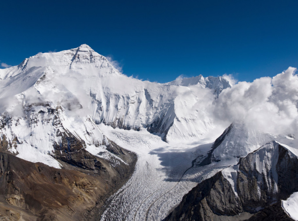 Sneg zaustavio planinare na Mont Everestu, helikopter se srušio tokom spasavanja