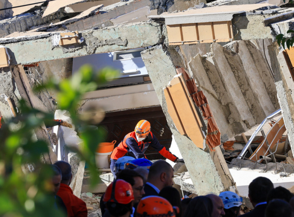 U ruševini zgrade u Turskoj poginuli roditelji i dvoje dece, najstarija ćerka spasena