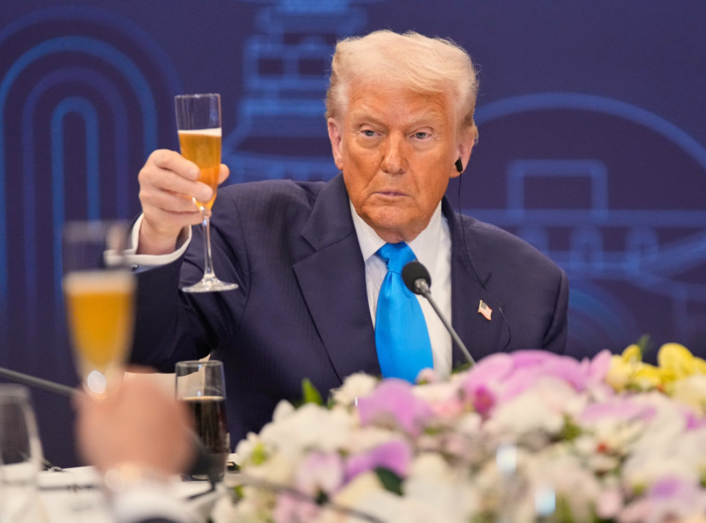 Tramp otpustio sve članove komisije koja je planirala da preispita njegove projekte