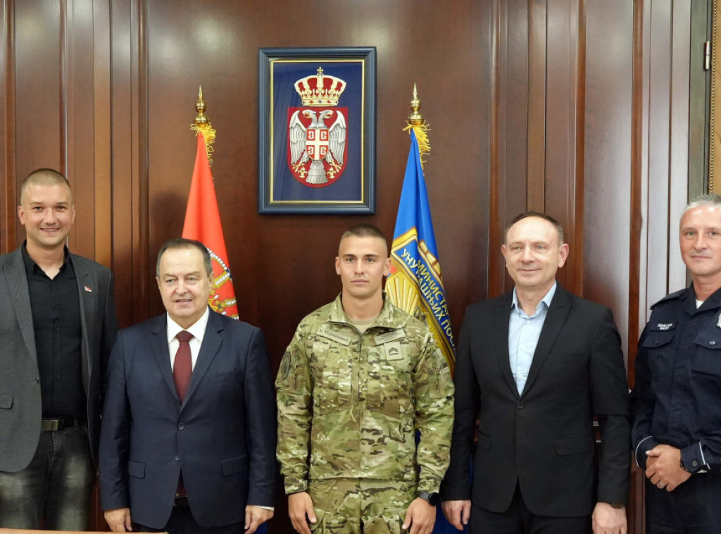 Dačić primio pripadnike MUP-a koji su pešačili do Hilandara za decu sa retkom bolešću