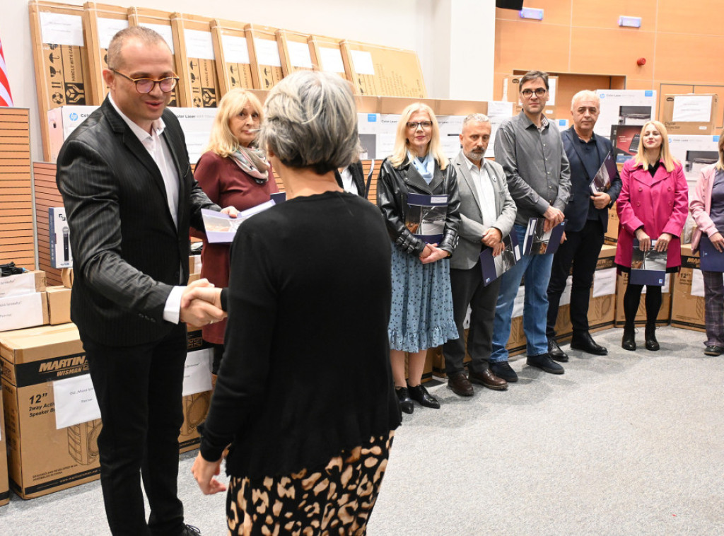 Parking servis uručio donaciju školama u akciji "Đačko parking-mesto"