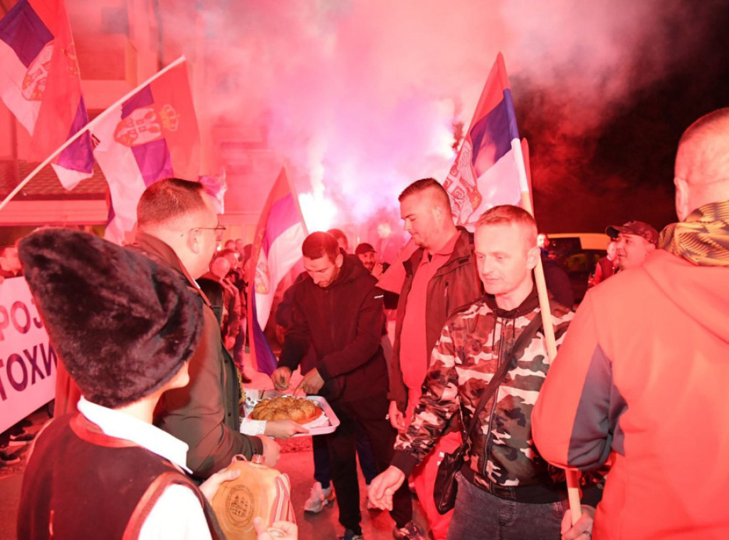 Srbi iz AP KiM koji pešače za Novi Sad stigli u Ušće, dočekalo ih više od 600 ljudi