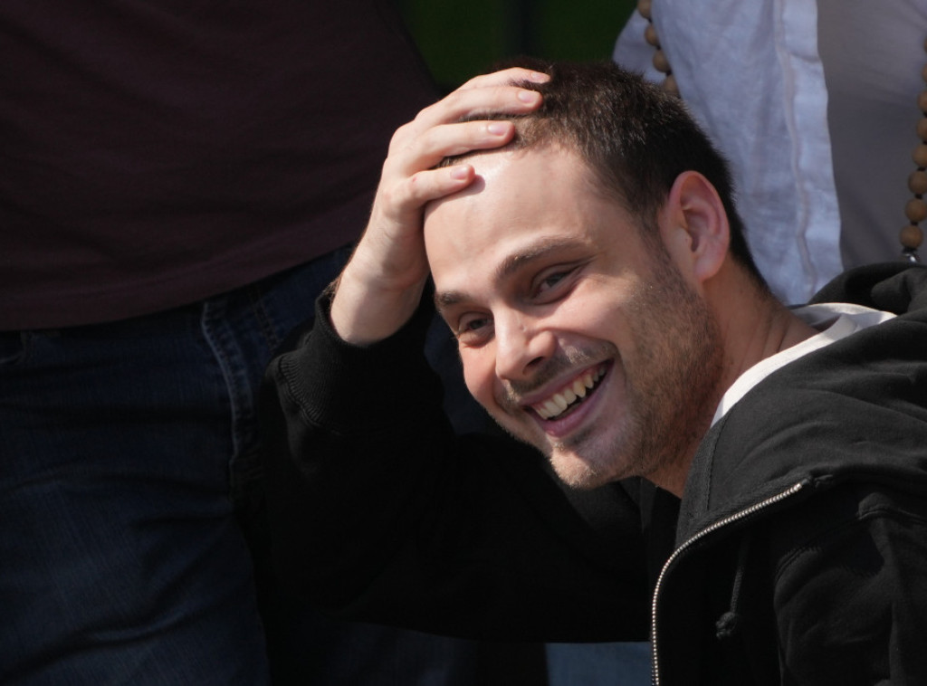 Alon Ohel svirao klavir u emisiji u kojoj su pevali pesmu za njega dok je bio talac