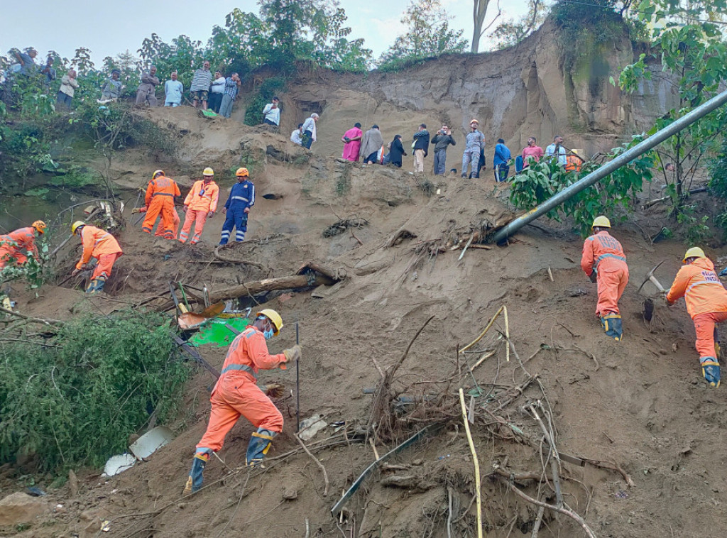 Najmanje 21 osoba poginula u klizištu u Papui Novoj Gvineji