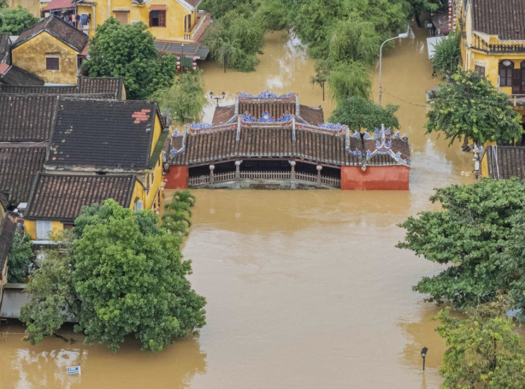 Broj stradalih u poplavama u centralnom Vijetnamu porastao na 35