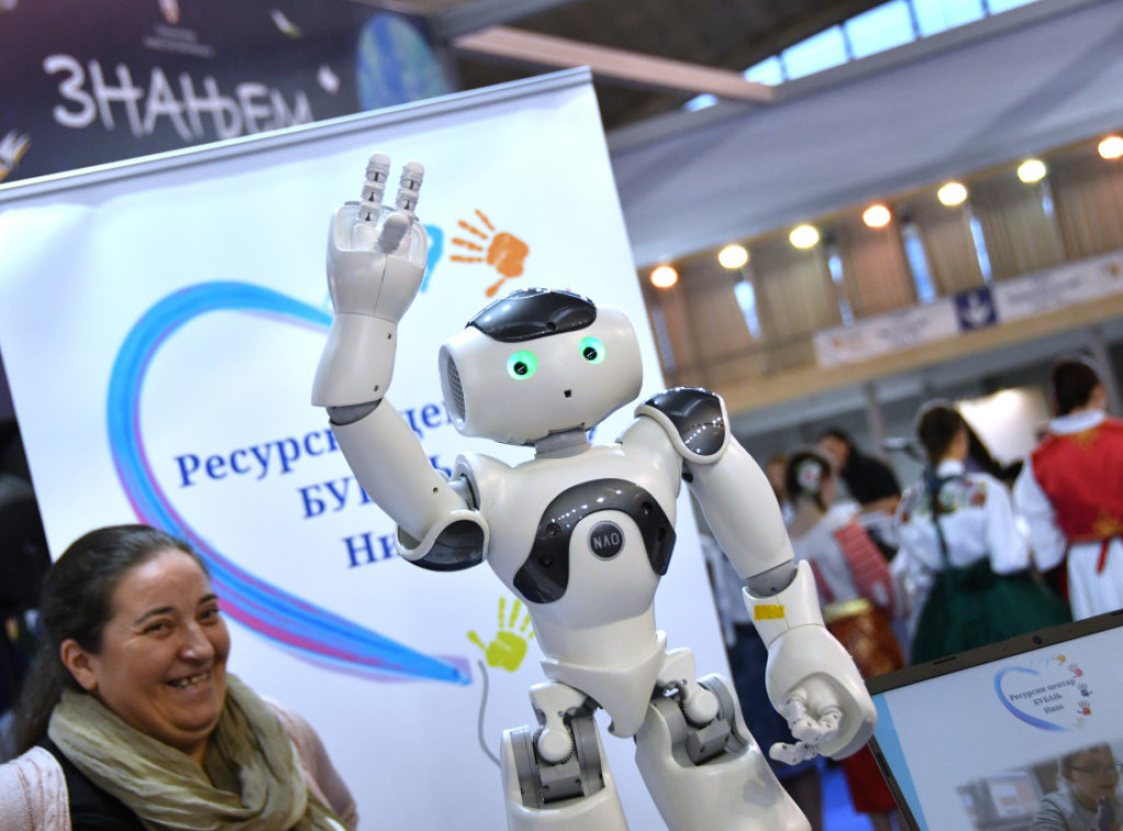 Na Sajmu obrazovanja prikazana primena humanoidnog robota u nastavi Upoznajte Volija