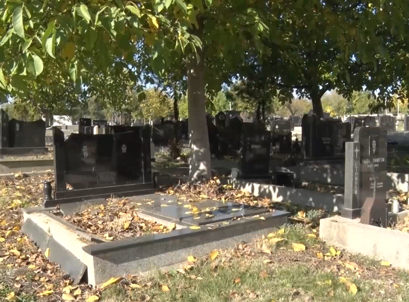 Na Mitrovske zadušnice nekoliko desetina Srba obišlo grobove najmilijih u Prištini