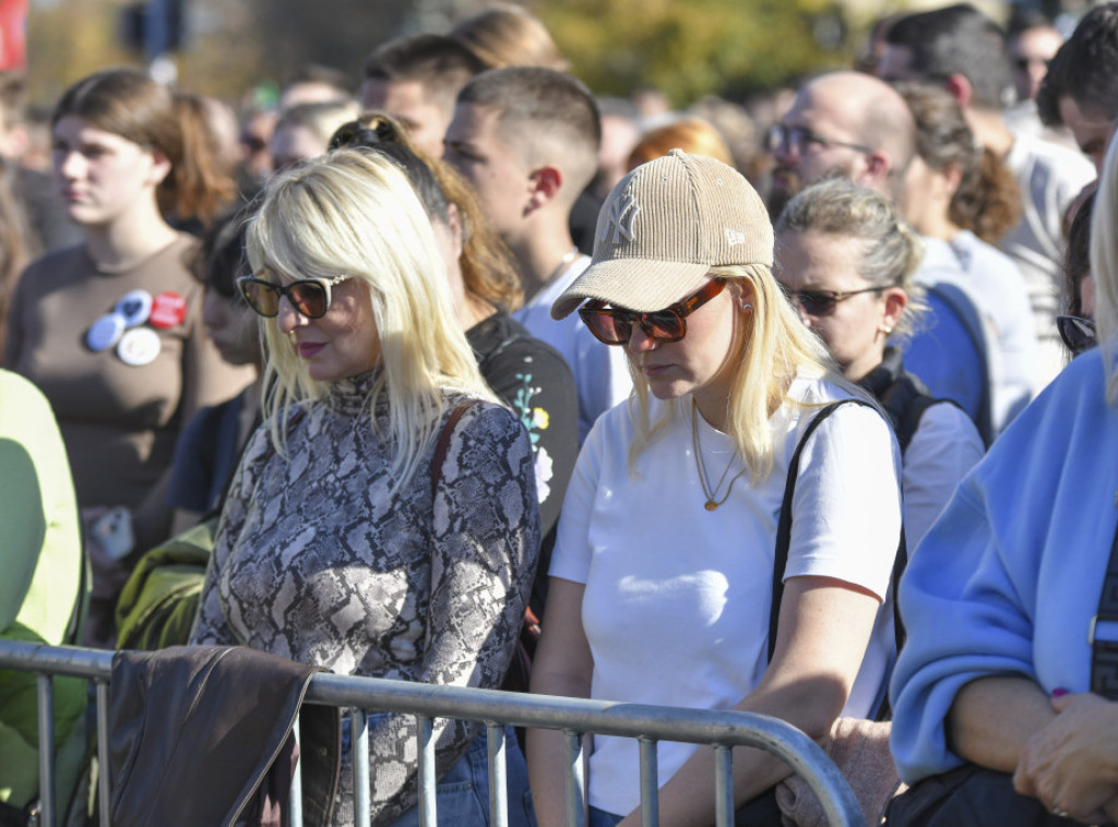 MUP: U Novom Sadu neprijavljeno okupljanje, u piku bilo prisutno 39.000