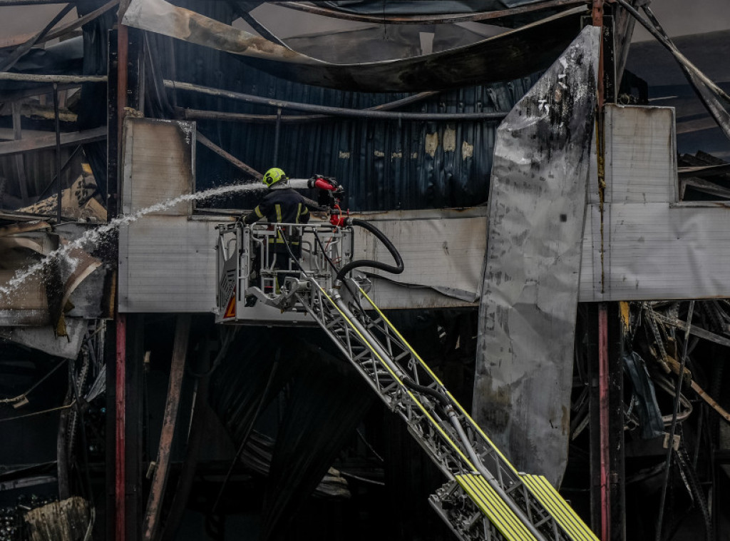 Oko 100 vatrogasaca gasilo veliki požar u kući u zapadnom Londonu