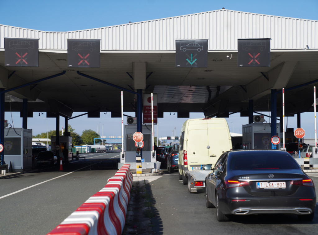 Polučasovno zadržavanje za putnička vozila na Batrovcima i Šidu na izlazu iz Srbije