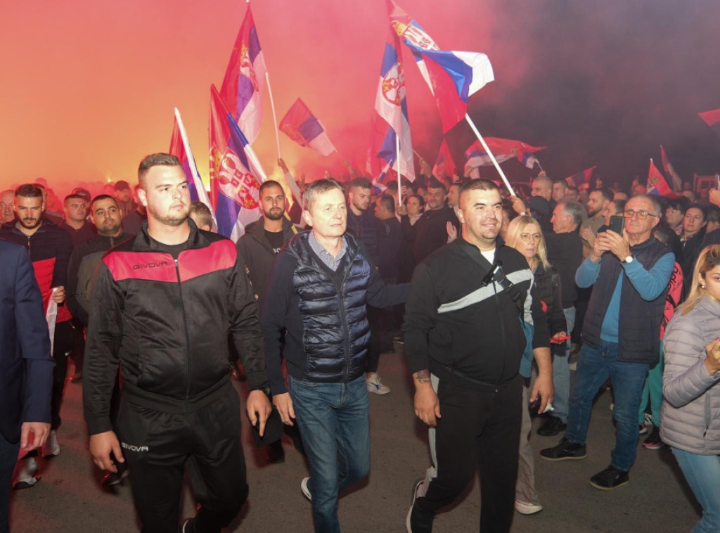 Srbi sa Kosova i Metohije koji pešače ka Novom Sadu stigli u Ljig, dočeko ih ministar Glišić