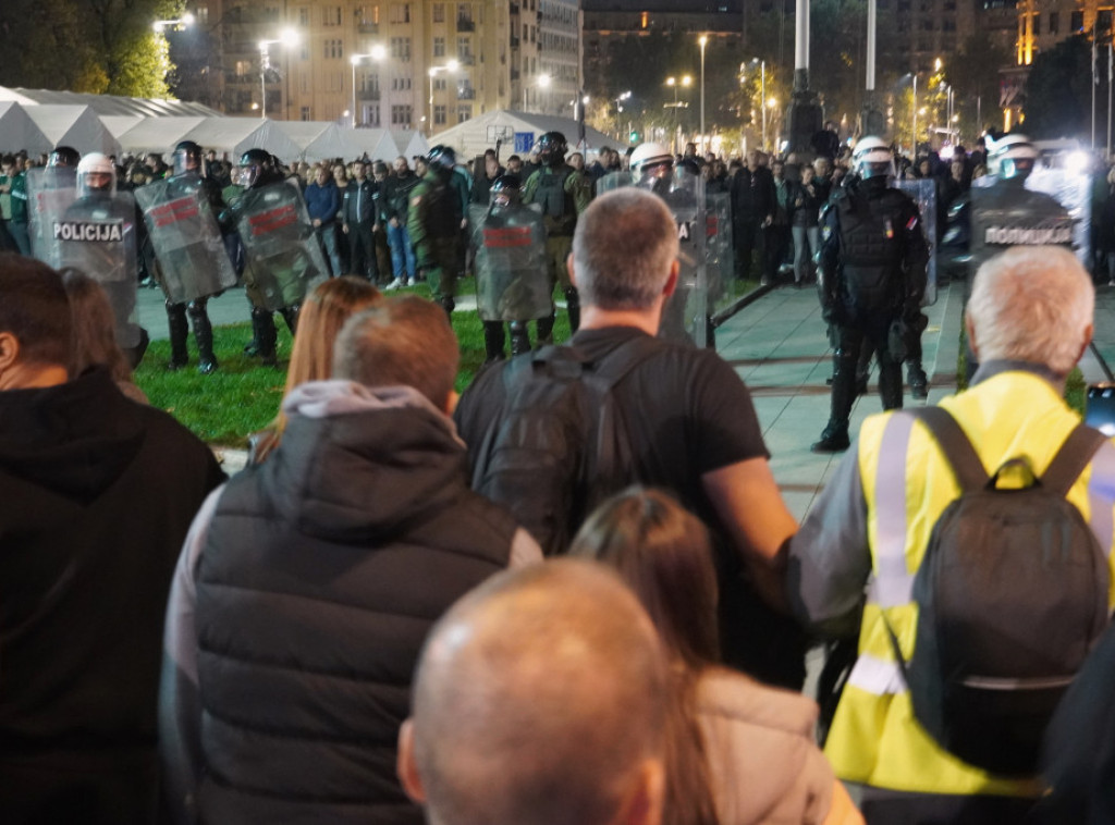 Nakon tenzija ispred Skupštine Srbije mirno, saobraćaj i dalje blokiran