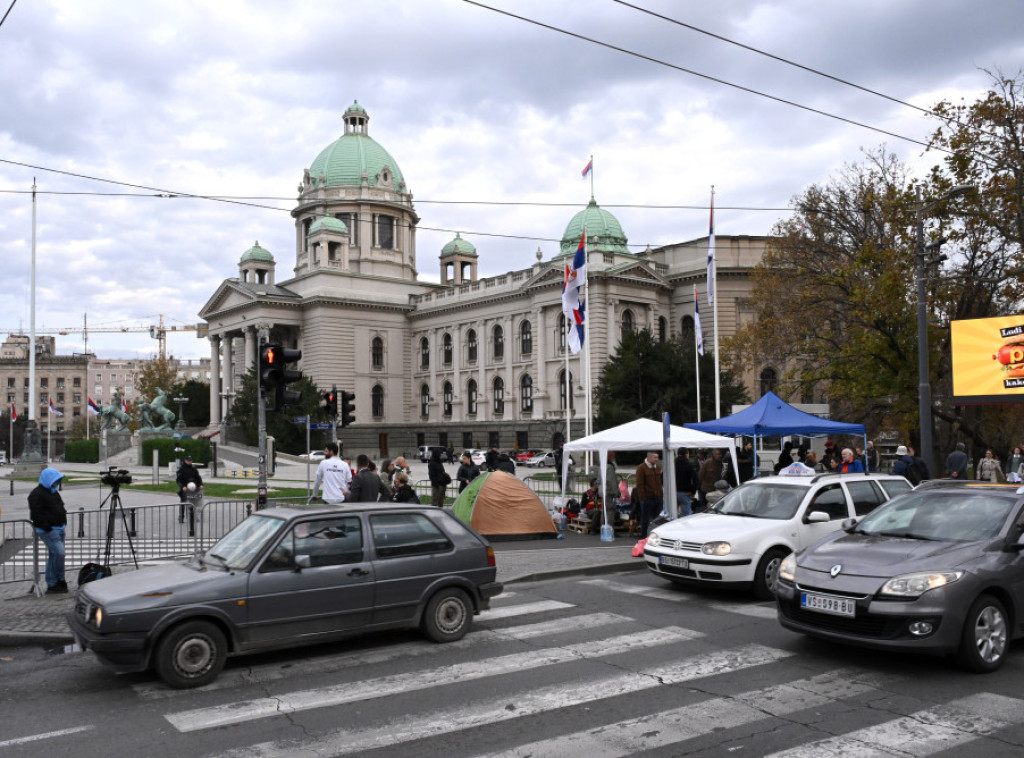 Ispred Skupštine mirno, ulice Takovska, Kneza Miloša i Bulevar kralja Aleksandra prohodne za saobraćaj