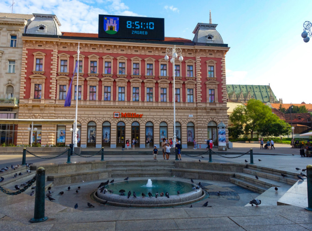 Zagreb: Voda u zagrebačkoj fontani Manduševac osvanula u crvenoj boji