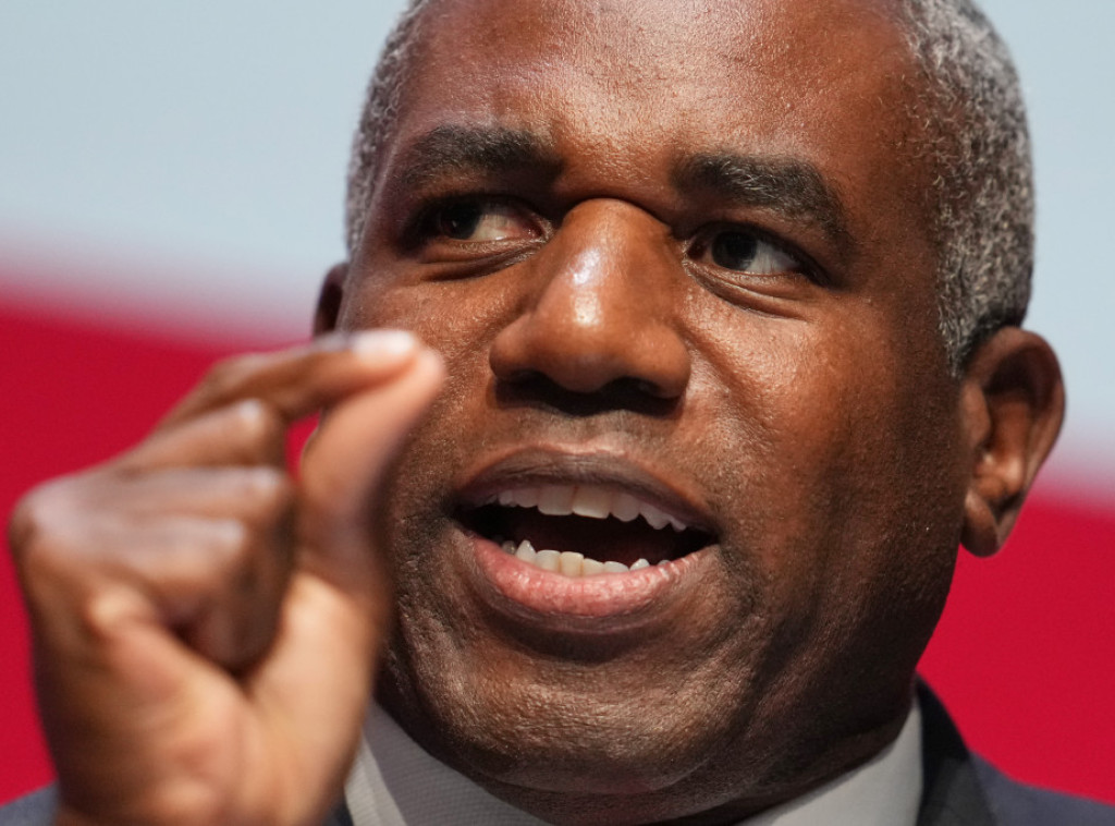 Taksista oslobođen optužbi za krađu prtljaga britanskog ministra Dejvida Lamija